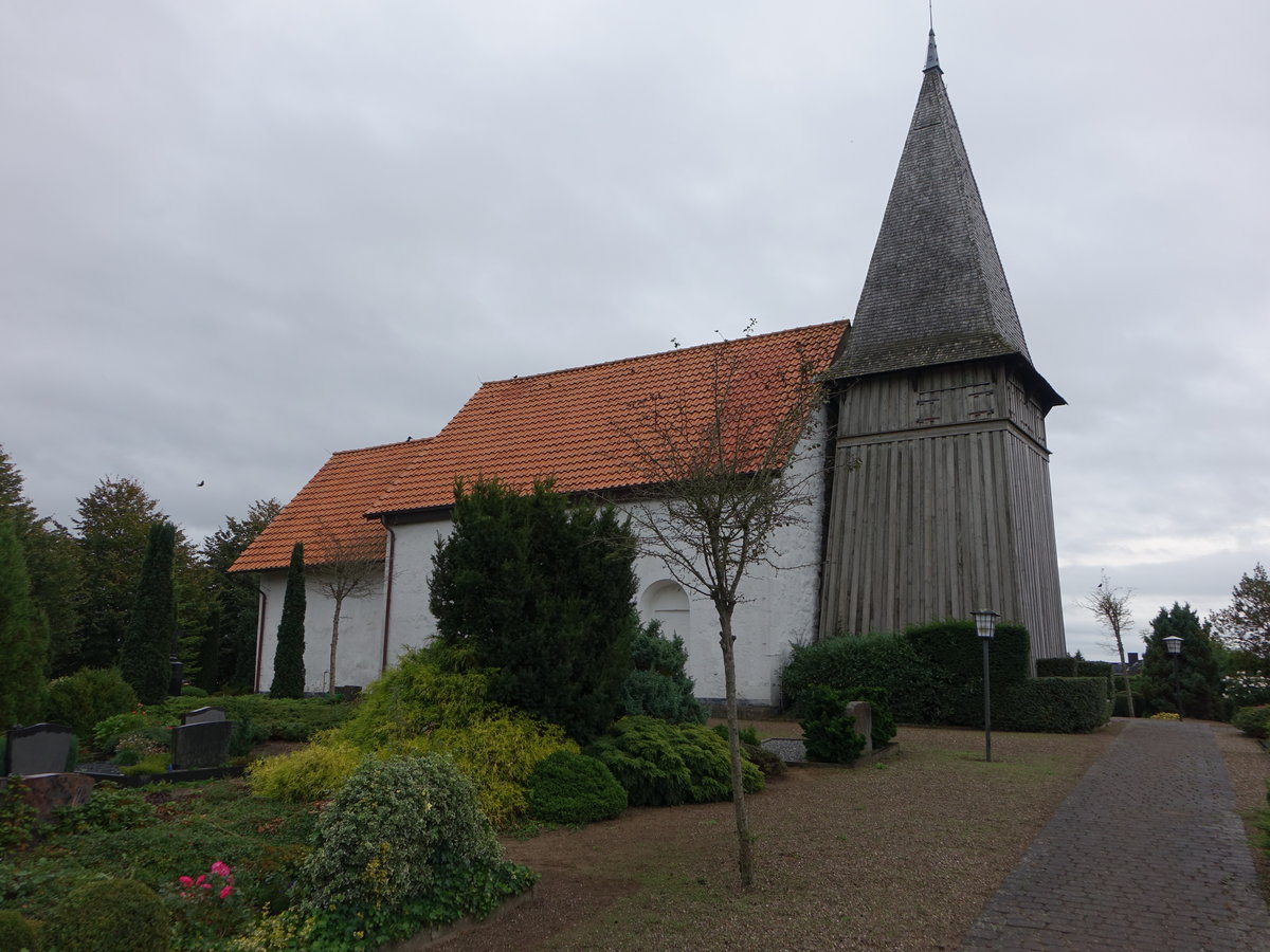 Freienwill, evangelische St. Johannes Kirche, Feldsteinkirche, erbaut im 12. Jahrhundert, hlzerner Glockenturm von 1684 (25.09.2020)
