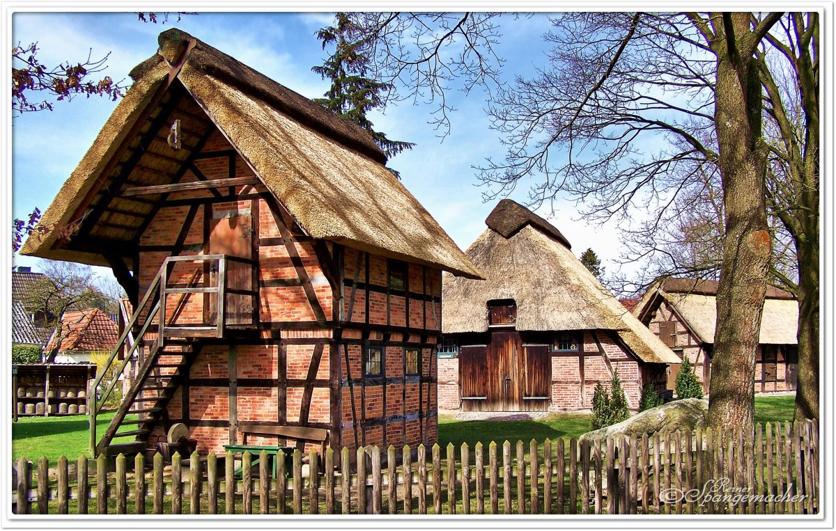 Freilichtmuseum Scheeel am Heimathaus, im Bild unter anderem der Treppenspeicher und der Schafstall. Mrz 2012.