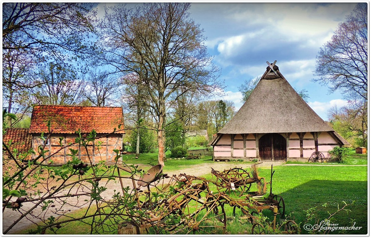 Freilichtmuseum in Seppensen bei Buchholz (Nordheide), im Mittelpunkt das Hauptgebude Sniers Hus (das Haus vom Schneider). Nur 100m von dort, 
der ber die Kreisgrenzen hinaus bekannte Schmetterlingspark. Anfang Mai 2013