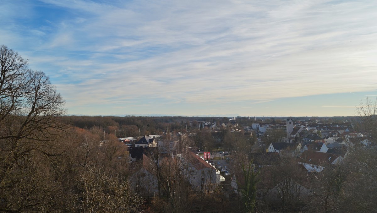 Freising im sptwinterlichen Nachmittagslicht. Blick Richtung Sden, zu erkennen sind die evangelisch-lutherische Stadtpfarr- und Dekanatskirche Christi Himmelfahrt (rechts) und der Bahnhof mit seinen Gleisanlagen (links). Aufnahme von der Anhhe des Domes St. Maria und St. Korbinian. (20.02.2020)