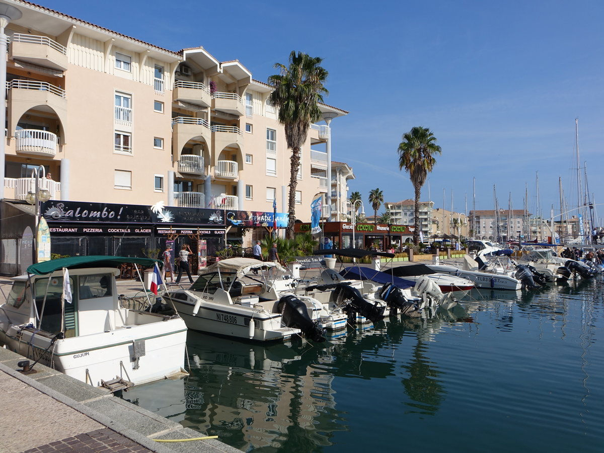 Frejus, Gebude am Quai de Cleopatre im Yachthafen (27.09.2017)