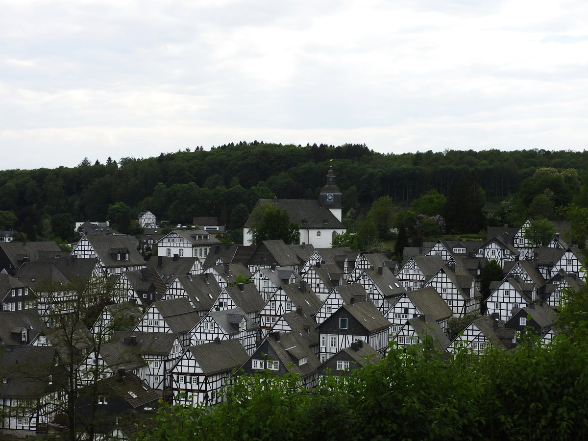 FREUDENBERG-SIEGERLNDER FACHWERKROMANTIK
2 groe Brnde (1540/1666) haben die Stadt schwer getroffen- Frst JOHANN MORITZ VON NASSAU-SIEGEN
lie die Stadt nach dem zweiten Brand wiederaufbauen...
Der  ALTE FLECKEN ,die ganz in Fachwerkbauweise errichtete Innenstadt,vermittelt den Eindruck von einer
Kleinstadt im 17. Jahrhundert,berragt von der 1602-06 als Schutz- und Wehrkirche erbauten
evangelischen Kirche....am 9.5.2018