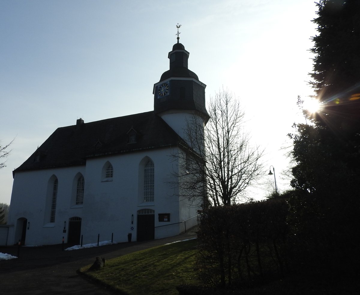 FREUDENBERG/SIEGERLAND-EV. STADTKIRCHE MIT SCHLOSSTURM
In der Siegerlnder Kleinstadt mit dem einmaligen Fachwerk-Innenstadtkern ist auch
die ev. Kirche bemerkenswert,deren Glockenturm als ehemaliger Schlossturm einzig
von der ehemaligen Schloss-/Burganlage der Grafen von Nassau brig blieb-
der untere Teil des Turms wurde sogar als Gefngnis genutzt..hier am 12.2.2017
