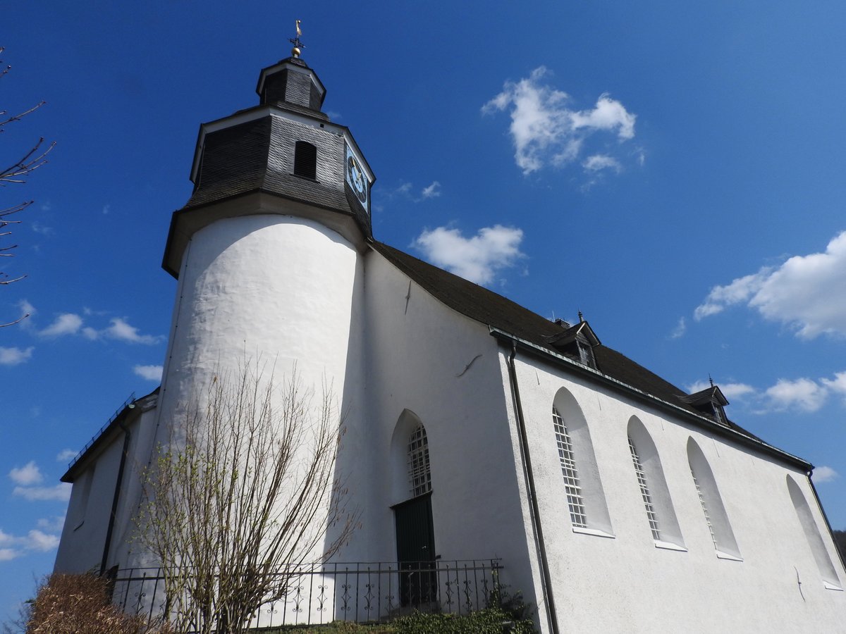 FREUDENBERG/SIEGERLAND-EVANGELISCHE STADTKIRCHE MIT SCHLOSSTURM
Hoch ber der Stadt mit dem einmaligen Fachwerk-Kern die Evangelische Kirche,1602-6 als Wehr-und
Schutzkirche errichtet- Der Glockenturm ist der einzige Teil,der vom einstigen Schloss erhalten blieb...
in seinem Untergeschoss war Anfang des 17. Jahrhunderts sogar ein Gefngnis eingerichtet..am 30.3.2019