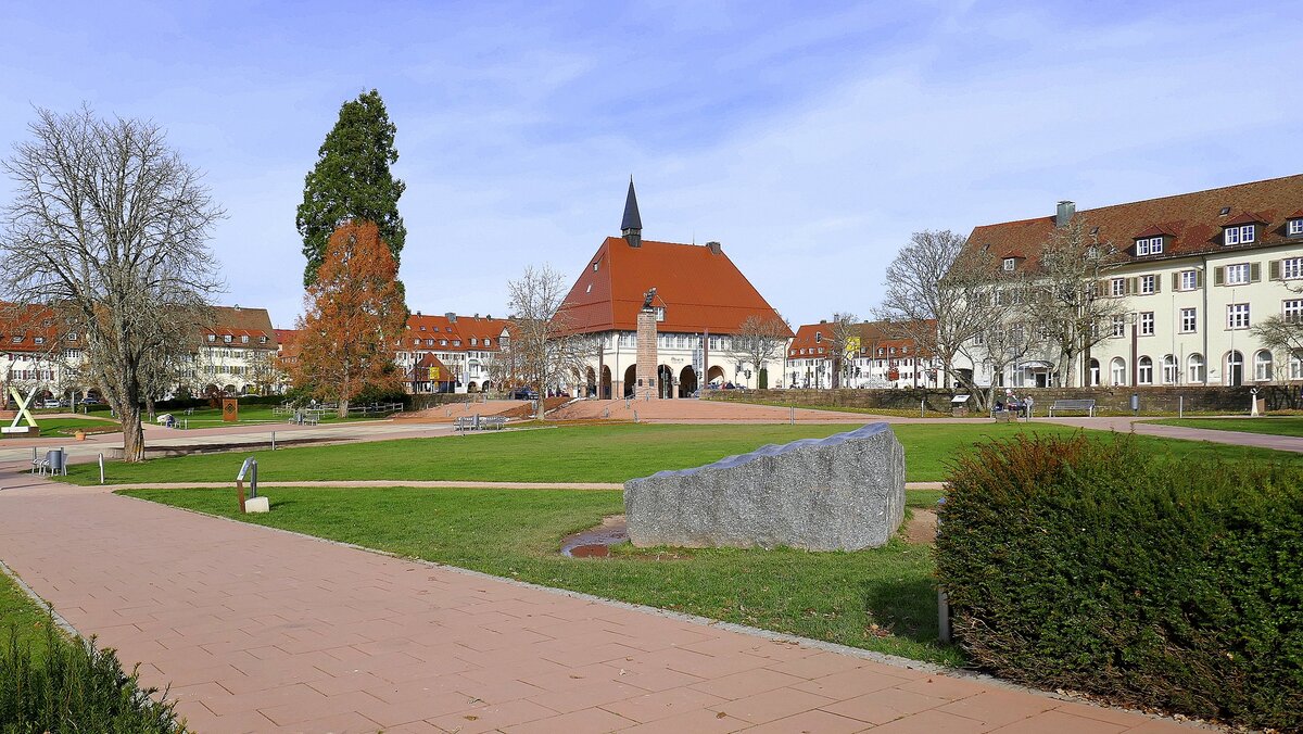 Freudenstad, ein Blick ber den Marktplatz mit dem Stadtmuseum in der Mitte, Nov.2025