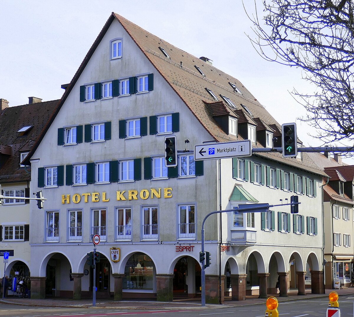 Freudenstadt, das Arkadenhotel Krone am Marktplatz, Nov.2025