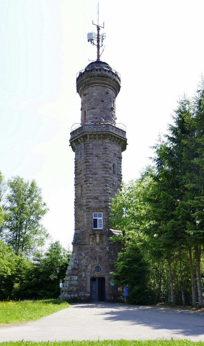 Freudenstadt, auf dem Kirnberg in 800m Hhe steht der 1899 erbaute Herzog-Friedrich-Turm, der 25m hohe Aussichtsturm bietet eine groartige Aussicht, Juni 2019