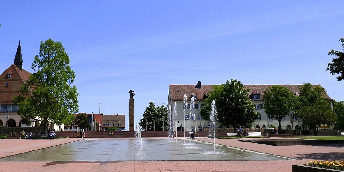 Freudenstadt, auf dem Marktplatz wurde 1999 ein Wasserspiel mit 50 Fontnen eingeweiht, Juni 2019 