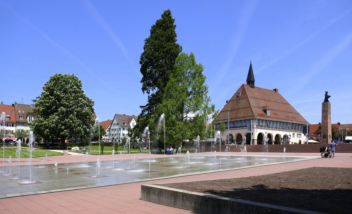 Freudenstadt, Fontnen und Stadthaus am Marktplatz, Juni 2019