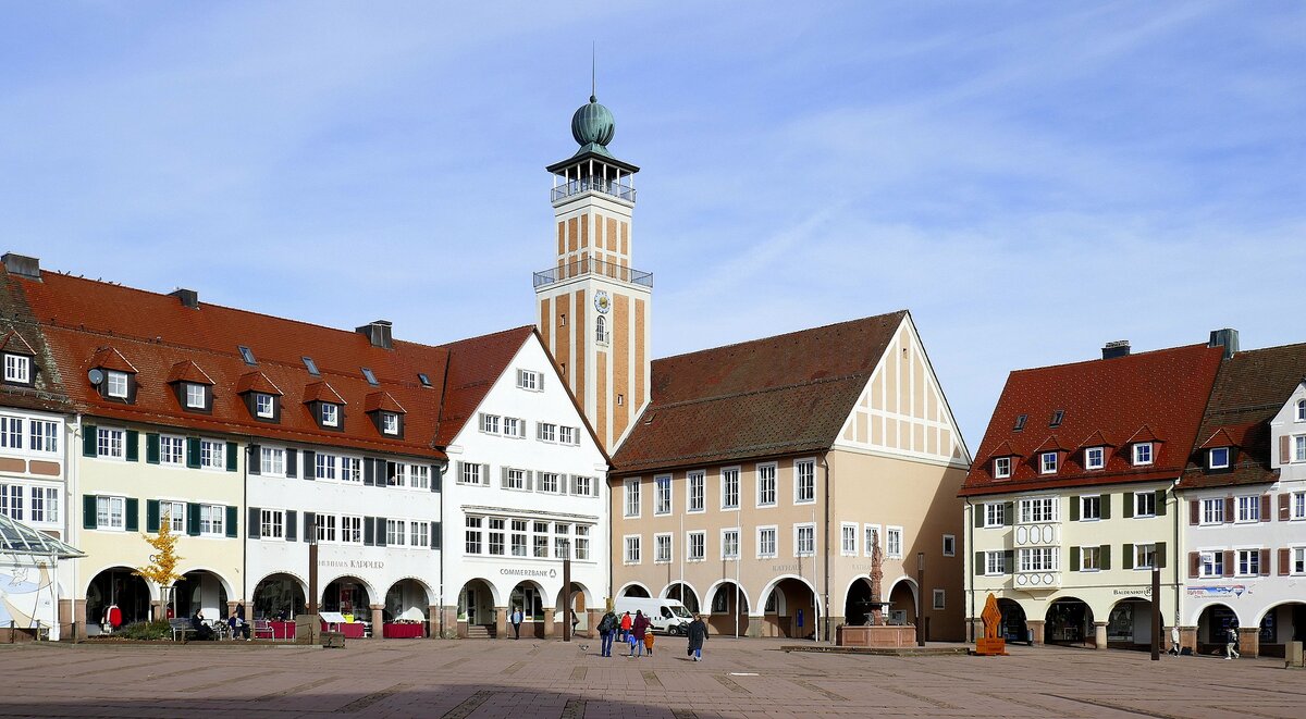 Freudenstadt im Schwarzwald, das Rathaus der ca.25.000 Einwohner zhlenden Stadt, mit dem 43m hohen Rathausturm, Nov.2025