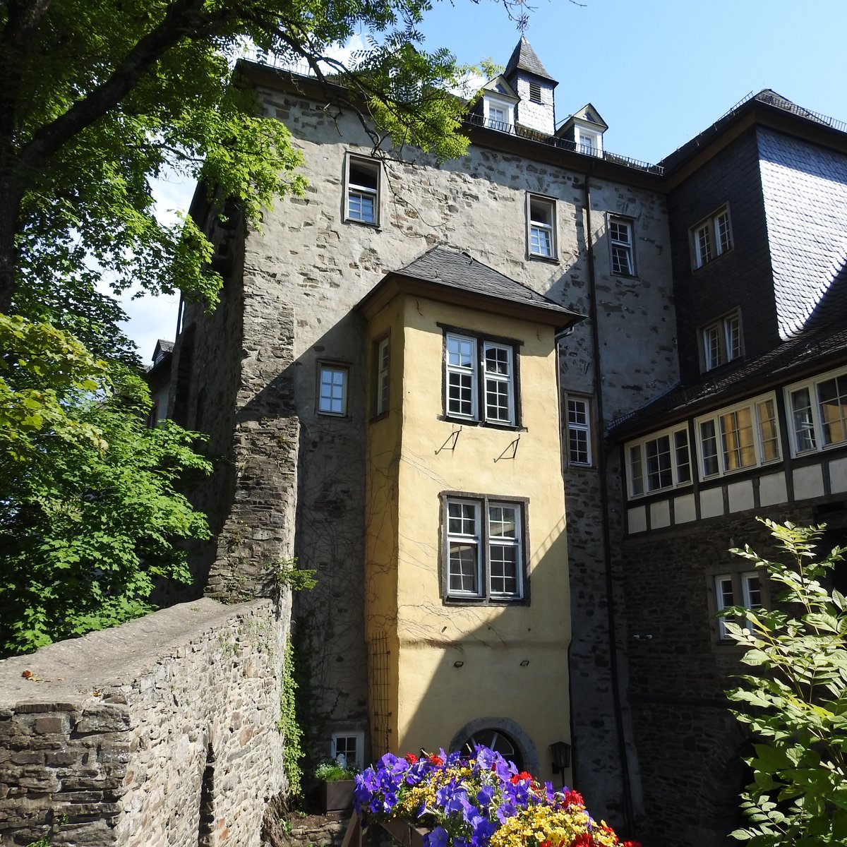 FREUSBURG/SIEG-INNENHOF DER BURG
Vermutlich um 1100 als  Wchter ber die Sieg  erbaut,hatte die Burg im Verlauf ihrer Geschichte
viele Besitzer-heute ist sie im Besitz des Deutschen Jugendherbergswerks..am 3.9.2017