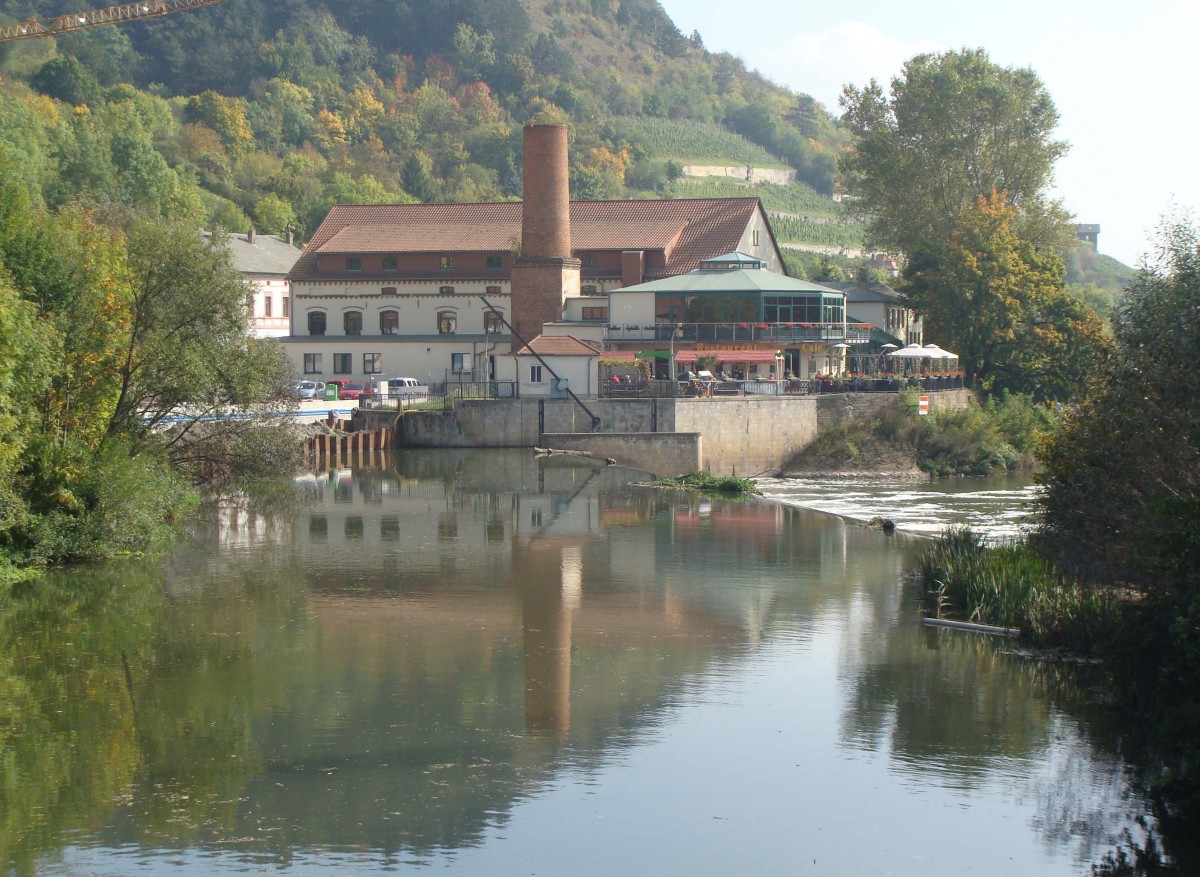 Freyburg (Unstrut): Restaurant  Am Unstrut-Wehr , im frheren  Brauhaus Burgmhle  befindet sich heute eine Gaststtte und eine Bowlingbahn. Auerdem gibt es hier einen Schiffsanleger der  Saale-Unstrut SchiffahrtsGmbH . (03.10.2014)	