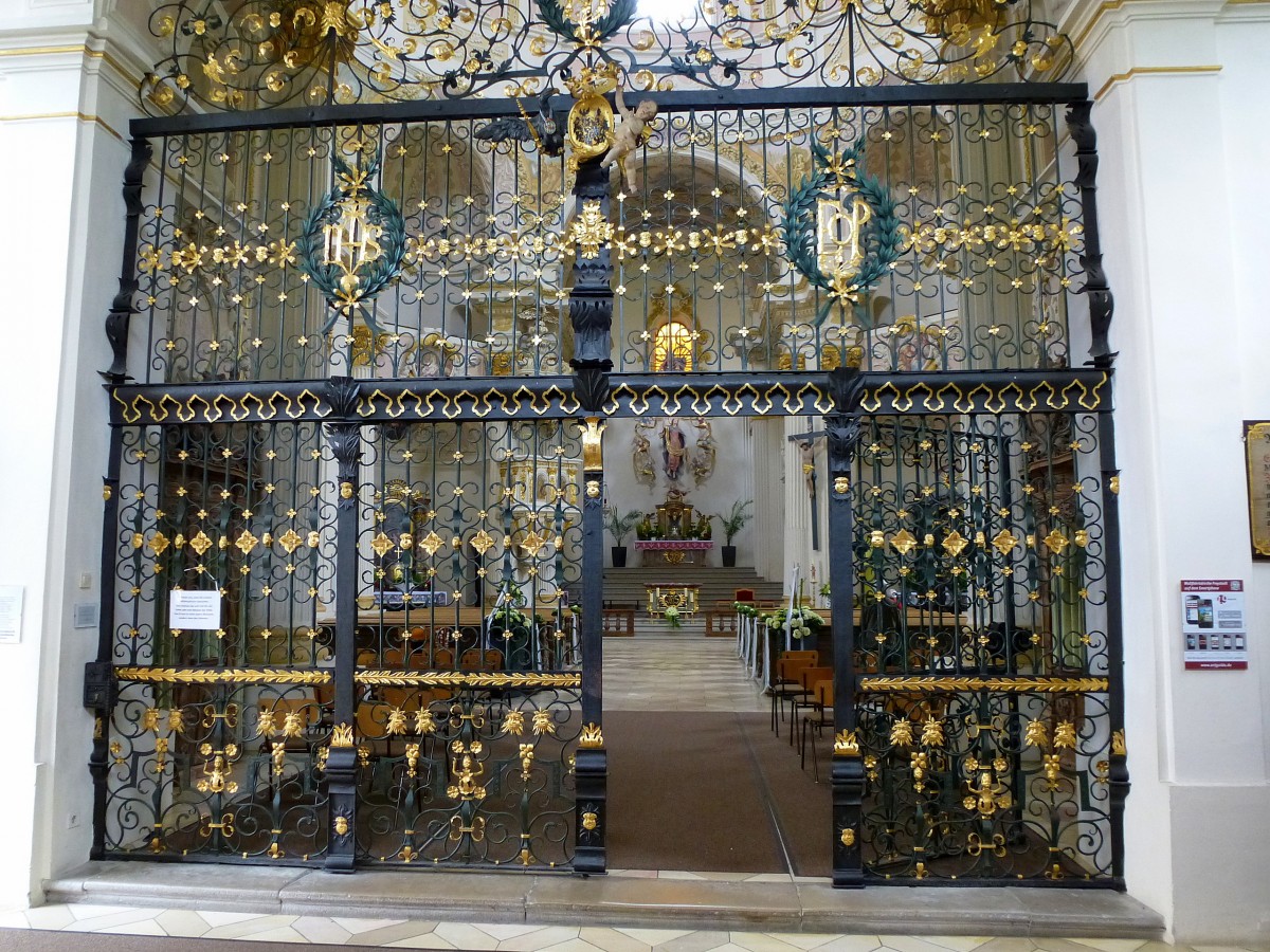 Freystadt, aufwendig gestaltetes schmiedeeisernes Gitter am Haupteingang der Wallfahrtskirche Maria Hilf, Aug.2014