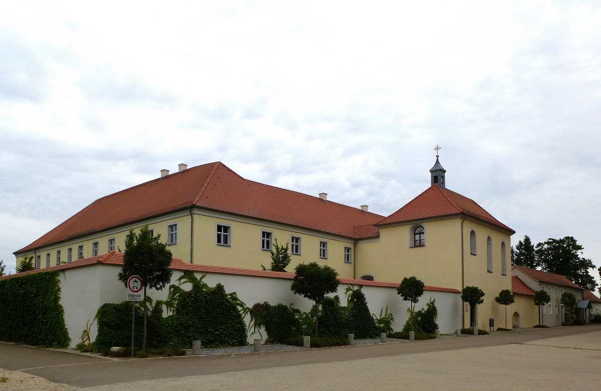 Freystadt, die Gebude des Franziskanerklosters unmittelbar neben der Wallfahrtskirche Maria Hilf, Aug.2014