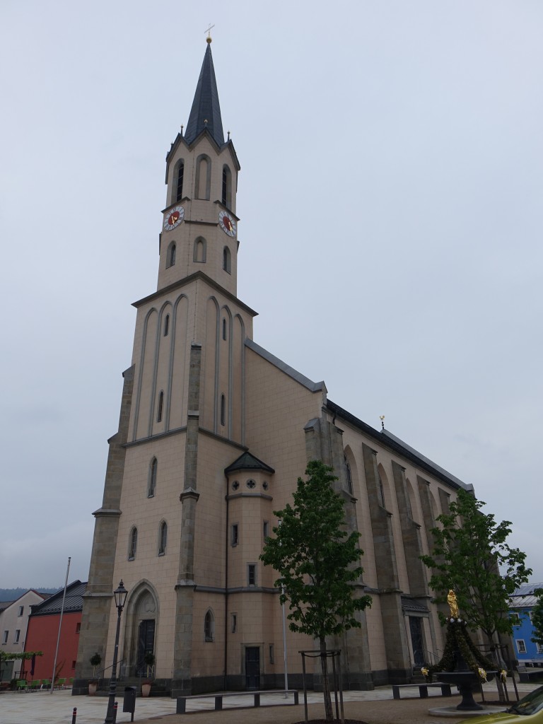 Freyung, neugotische Katholische Stadtpfarrkirche Mari Himmelfahrt, Einschiffiger Wandpfeilerbau mit Hausteingliederung, Ostturm, erbaut von 1874 bis 1877 durch 
Architekt Tanera (24.05.2015)