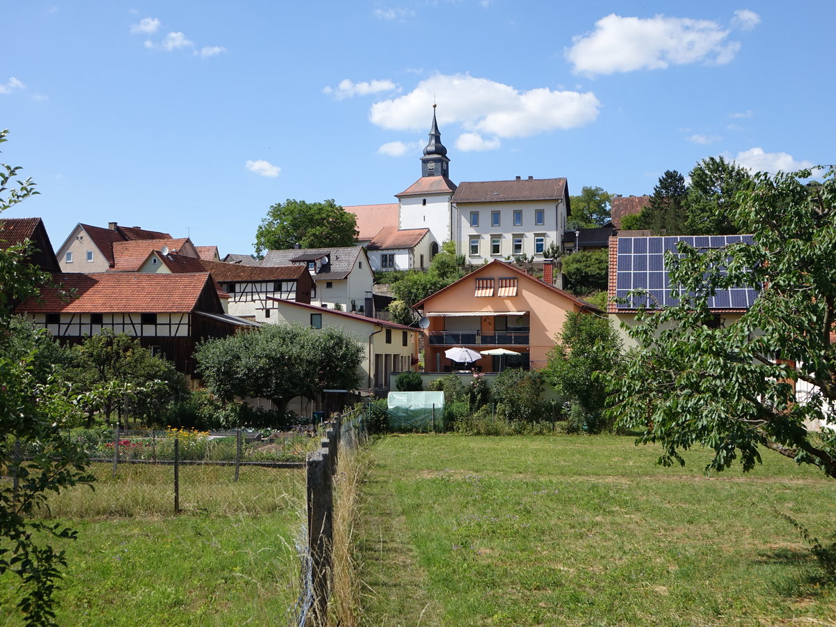 Frickenhausen, Ausblick auf das Pfarrhaus und die St. Georg Kirche (08.07.2018)