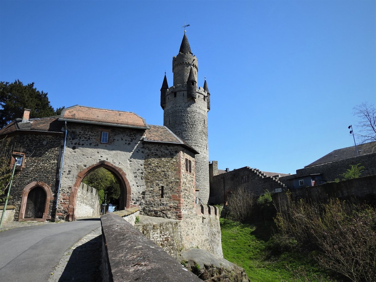 FRIEDBERG/HESSEN BURGANLAGE MIT NRDLICHEM TORWEG UND  ADOLFSTURM
Wirklich ein starkes und absolut sehenswertes Stck Mittelalter...der nrdliche Torweg mit dem mchtigen Adolfsturm.....26.4.2021