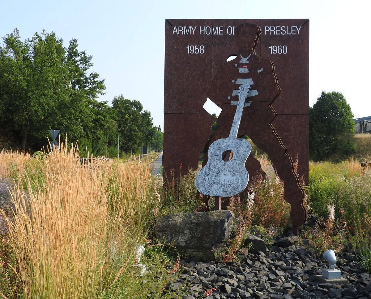 FRIEDBERG/HESSEN-ELVIS-MEMORIAL AUF VERKEHRSINSEL
Ein knstlerisch schn gestaltetes Memorial,aus einer Stahlplatte geschnitten,findet man am Ortseingang von
FRIEDBERG,wo der KING 1958-60 seinen Dienst in der US-ARMY ableistete...
Nur einen Steinwurf entfernt auch noch die Gebude der  RAY BARRACKS ,sogar die 2 Wachhuschen
am Eingangstor stehen noch...hier am 23.7.2018...