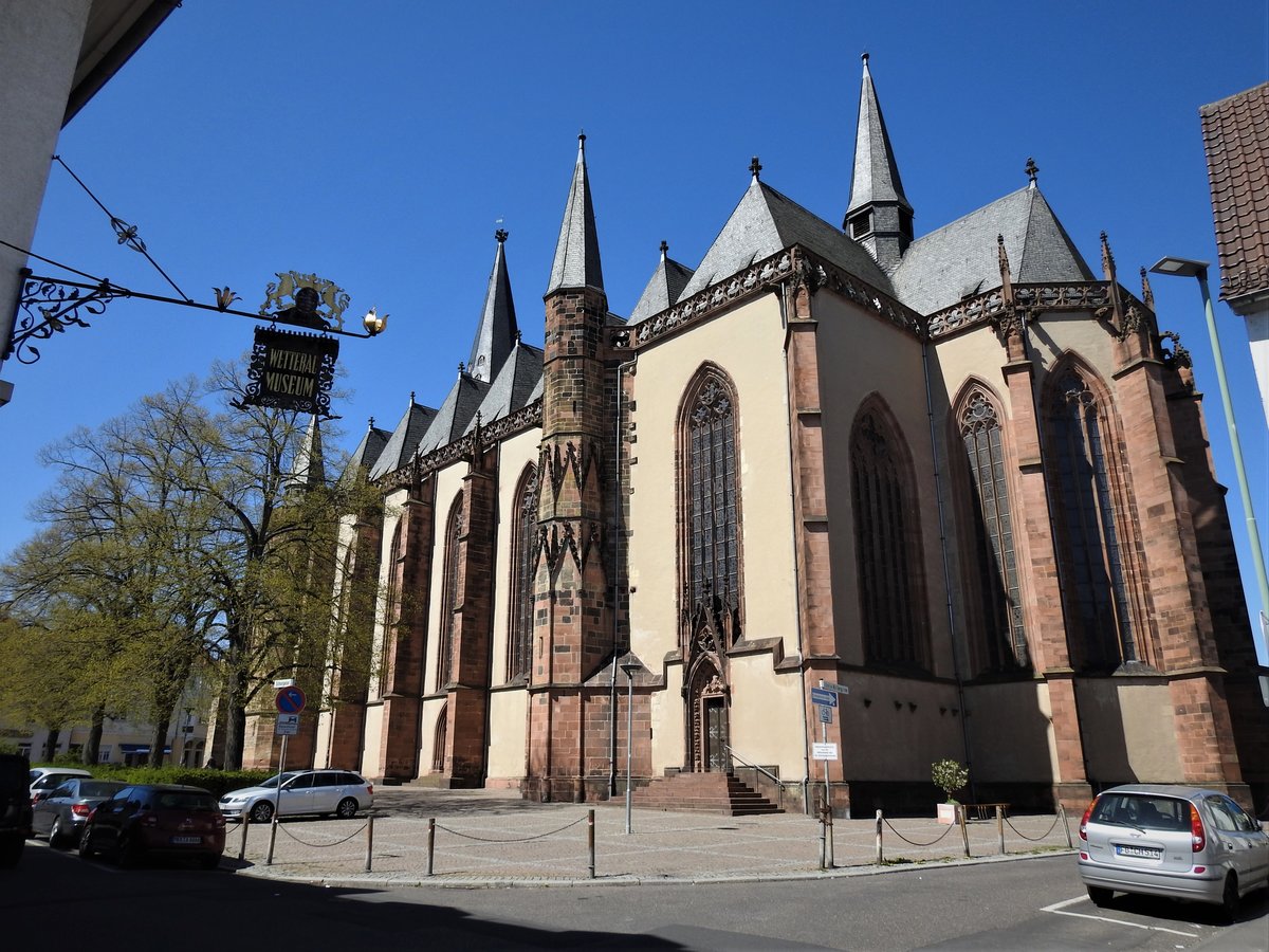 FRIEDBERG/HESSEN- EV. STADTKIRCHE

Ein mchtiger Kirchenbau fr eine Stadt dieser Gre,in dem sich der wirtschaftliche und politische Aufstieg der kleinen Stadt selten eindrucksvoll widerspiegelt....
Nachdem MARTIN LUTHER im April 1521 auf der Rckreise vom WORMSER REICHSTAG ( Hier stehe ich,ich kann nicht anders,Gott helfe mir,Amen... ) hier in Friedberg bernachtet hatte,
wandte sich in den nchsten Jahren die Bevlkerung immer mehr seiner Lehre zu.....hier am26.4.2021.....