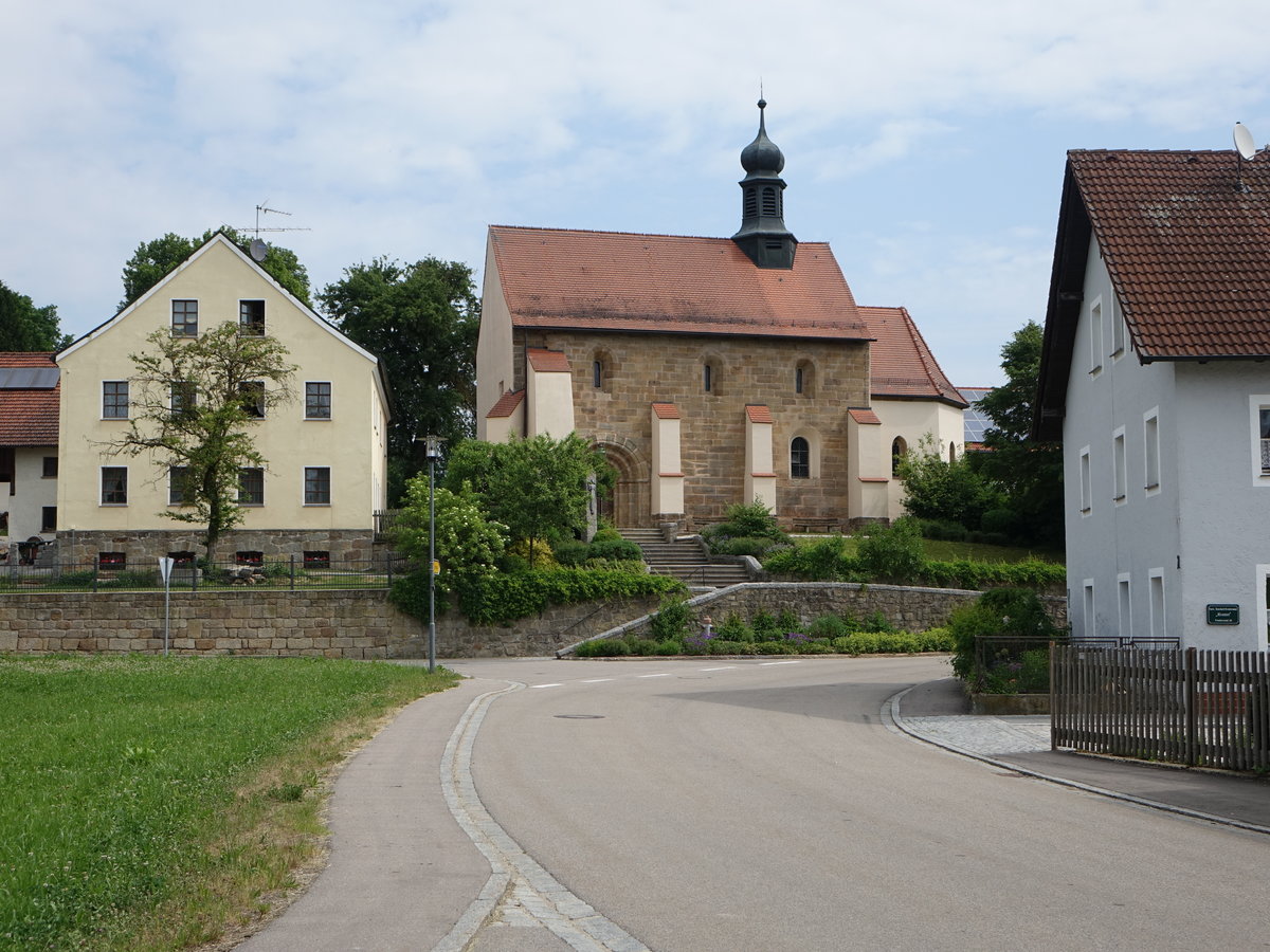 Friedersried, kath. Pfarrkirche St. Matthus, ehem. Burgkapelle. Traufstndiger Saalbau mit eingezogenem Chor, erbaut im 13. Jahrhundert, Chor sptgotisch erbaut im 15. Jahrhundert, Dachreiter 18. Jahrhundert (03.06.2017)