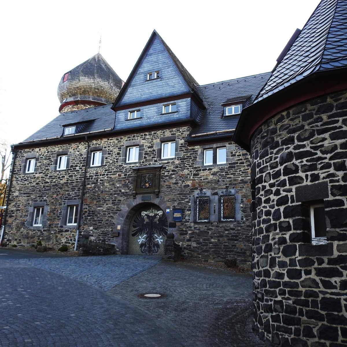 FRIEDEWALD/WESTERWALD-SCHLOSSFASSADE
Die Grafen von SAYN konnten mit dem Schloss im 14. Jhdt. ihre Landeshoheit im Hohen Westerwald sichern,und ab 1324
genoss der kleine Ort tatschlich Stadtrechte.Ab 1949 war das Schloss fr lange Jahre Sitz der Evangelischen

Sozialakademie,und selbst der damalige Bundesprsident GUSTAV HEINEMANN war hier zu Besuch.Leider ist zur Zeit ein
Besuch des wunderschnen Innenhofs mit Blick auf die Westerwaldlandschaft wegen Schlieung der Hotel-Gastronomie
nicht mehr mglich....hier am 9.4.2017