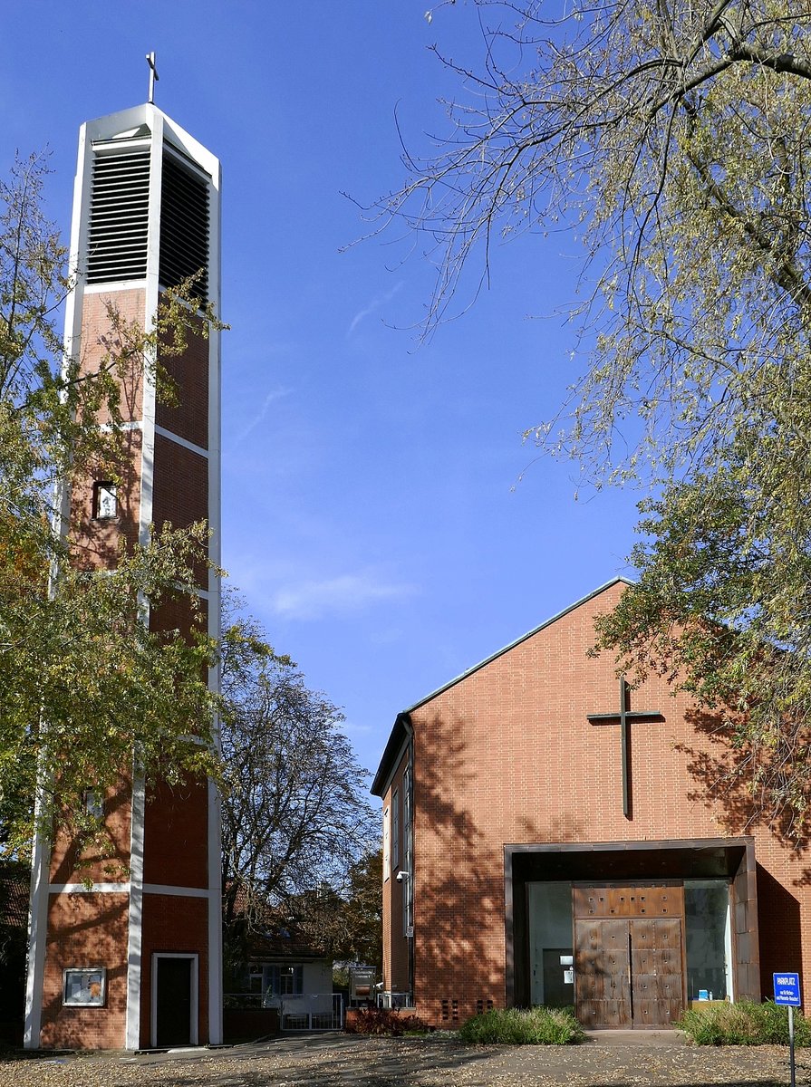 Friedlingen, die evangelische Friedenskirche, erbaut 1961-63, links der 25m hohe freistehende Glockenturm, Okt.2020