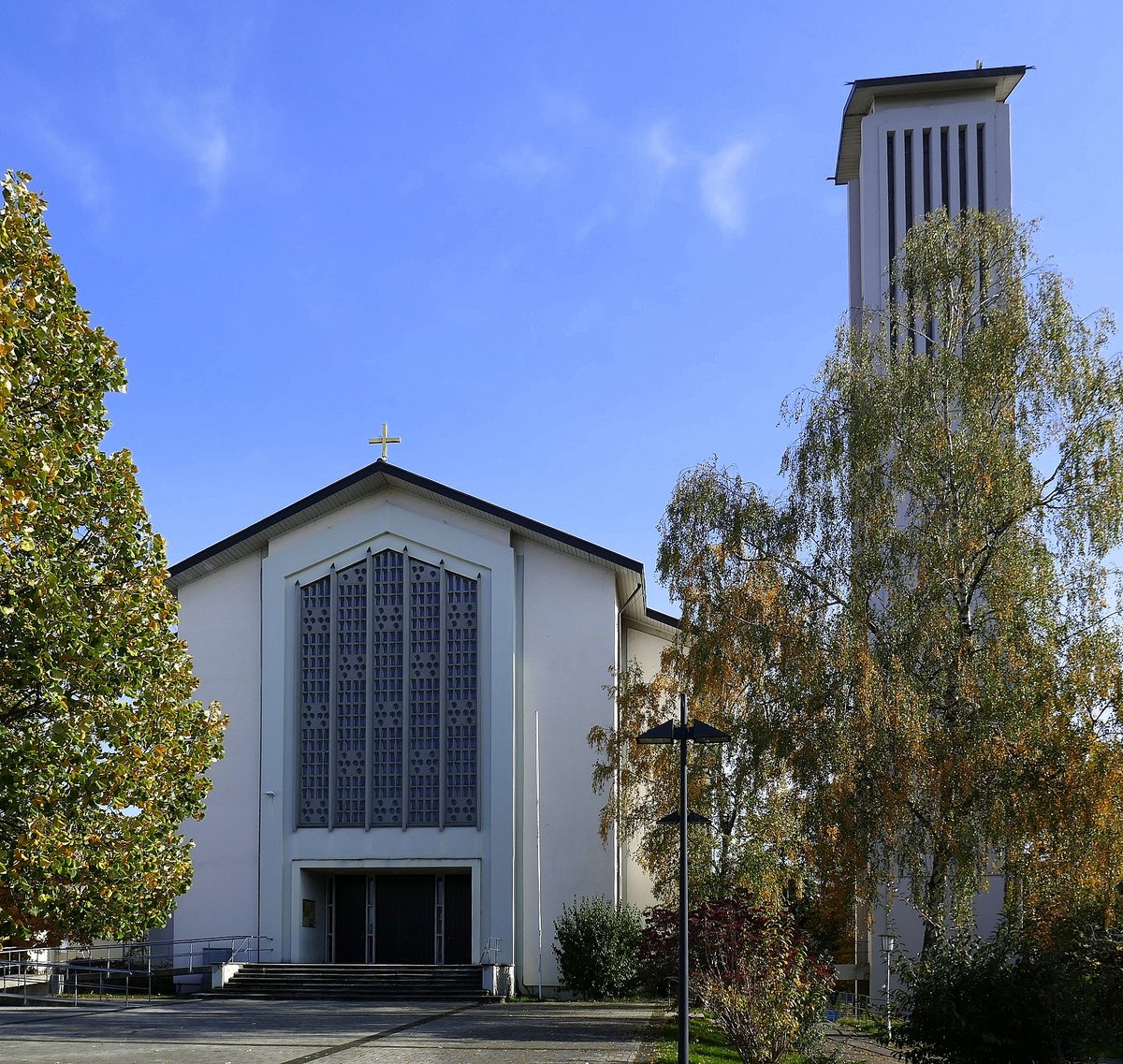 Friedlingen, die katholische Pfarrkirche Zum Guten Hirten, erbaut 1955-57, rechts der freistehende Glockenturm, 35m hoch, Okt.2020