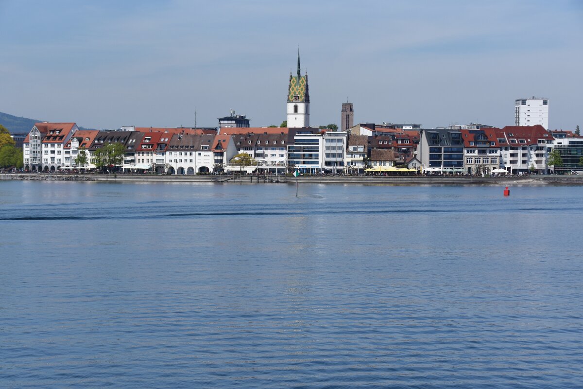 FRIEDRICHSHAFEN, 04.05.2023, Blick vom Bodensee auf die Stadt