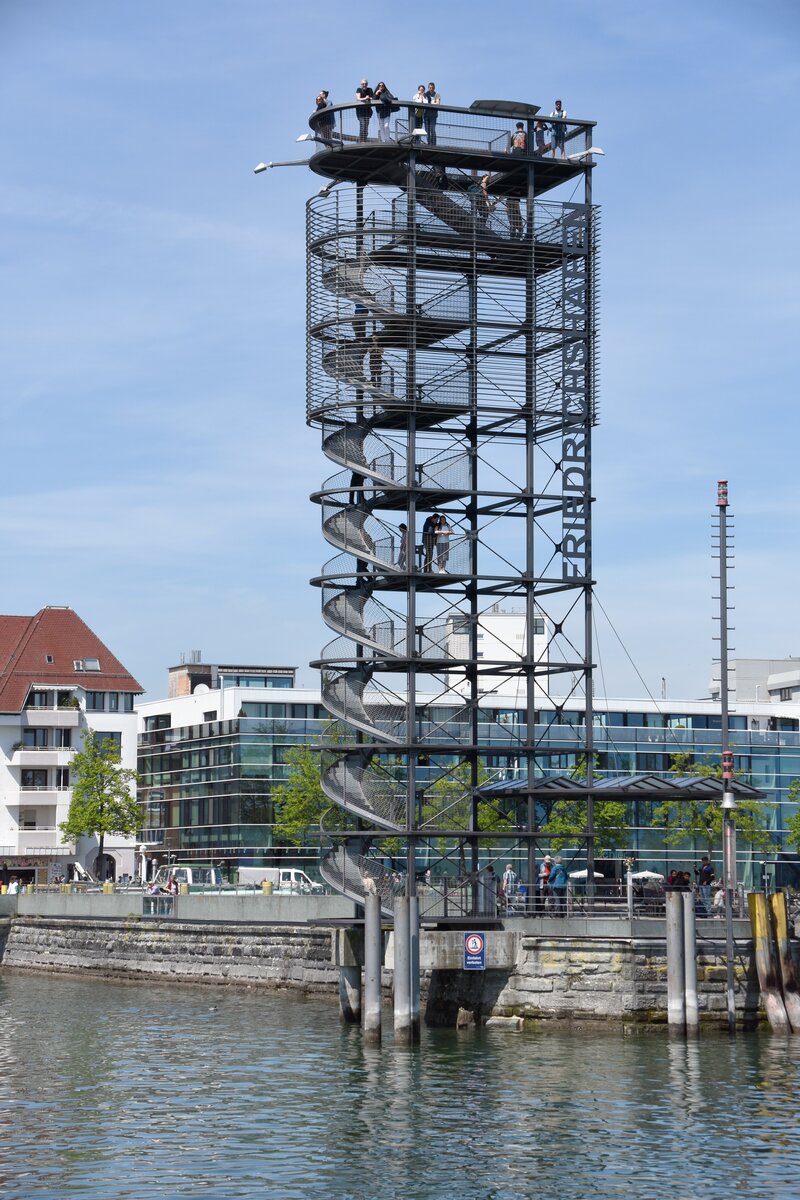 FRIEDRICHSHAFEN, 04.05.2023, Blick vom Bodensee auf den Aussichtssturm an der Hafenmole