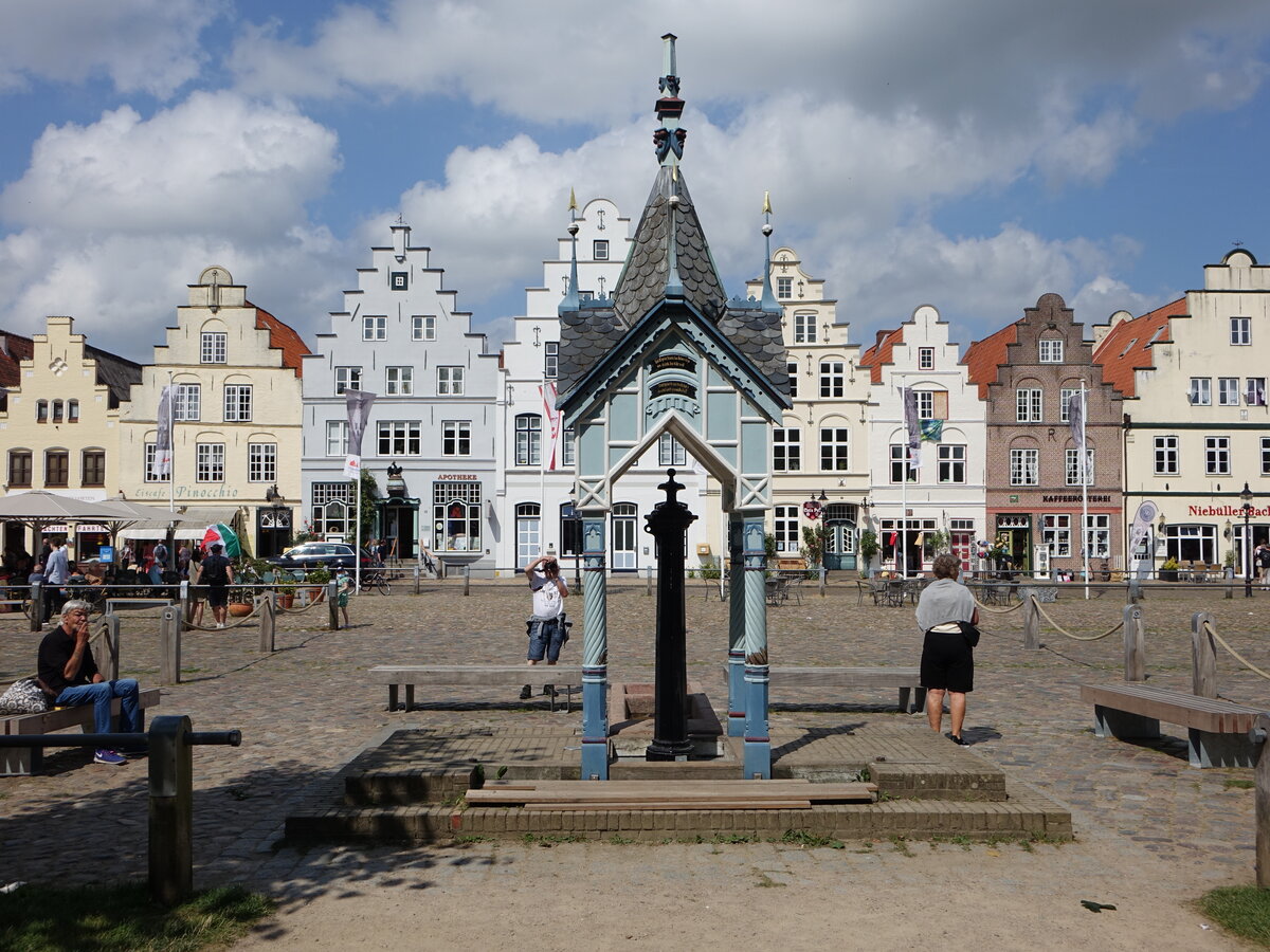 Friedrichstadt, Brunnenhuschen von 1879 am Marktplatz (24.07.2021)