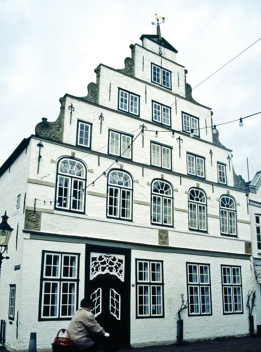 Friedrichstadt - Das Paludanushaus von 1637 ist ein prachtvolles fnfachsiges Giebelhaus mit eindrucksvoller Rokokotr, das seit 1840 einen Barockgiebel trgt. Bild vom Dia. Aufnahme: Januar 2000.