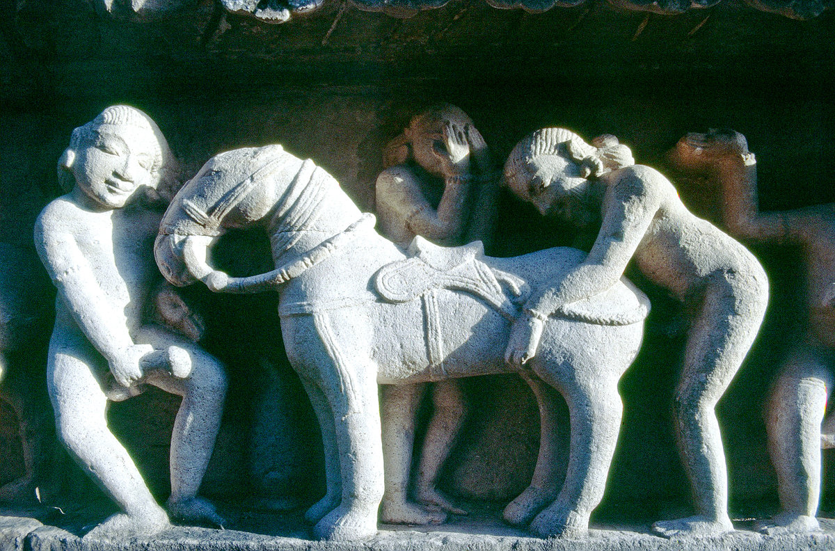 Fries auf Khajuraho Liebestempel. Bild vom Dia. Aufnahme: Oktober 1988.