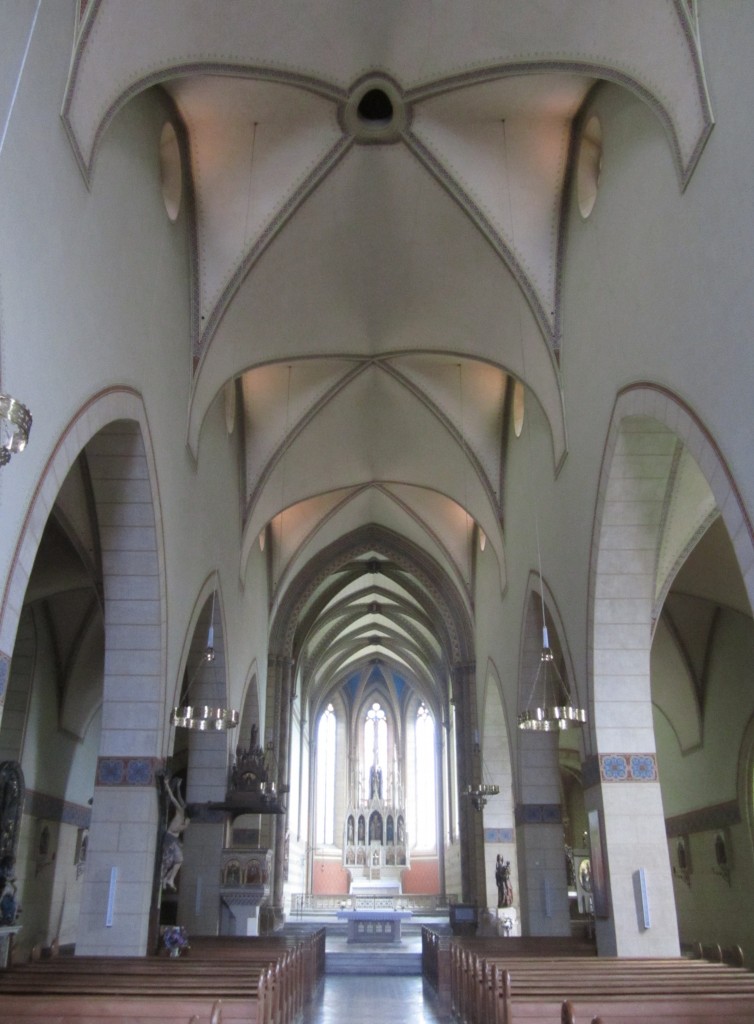 Friesach, Langschiff der Dominikanerkirche St. Nikolaus, neutgotischer Hochaltar von 1884 bis 1890 aus der Bildhauerwerkstatt Rochus Haas (01.10.2013)