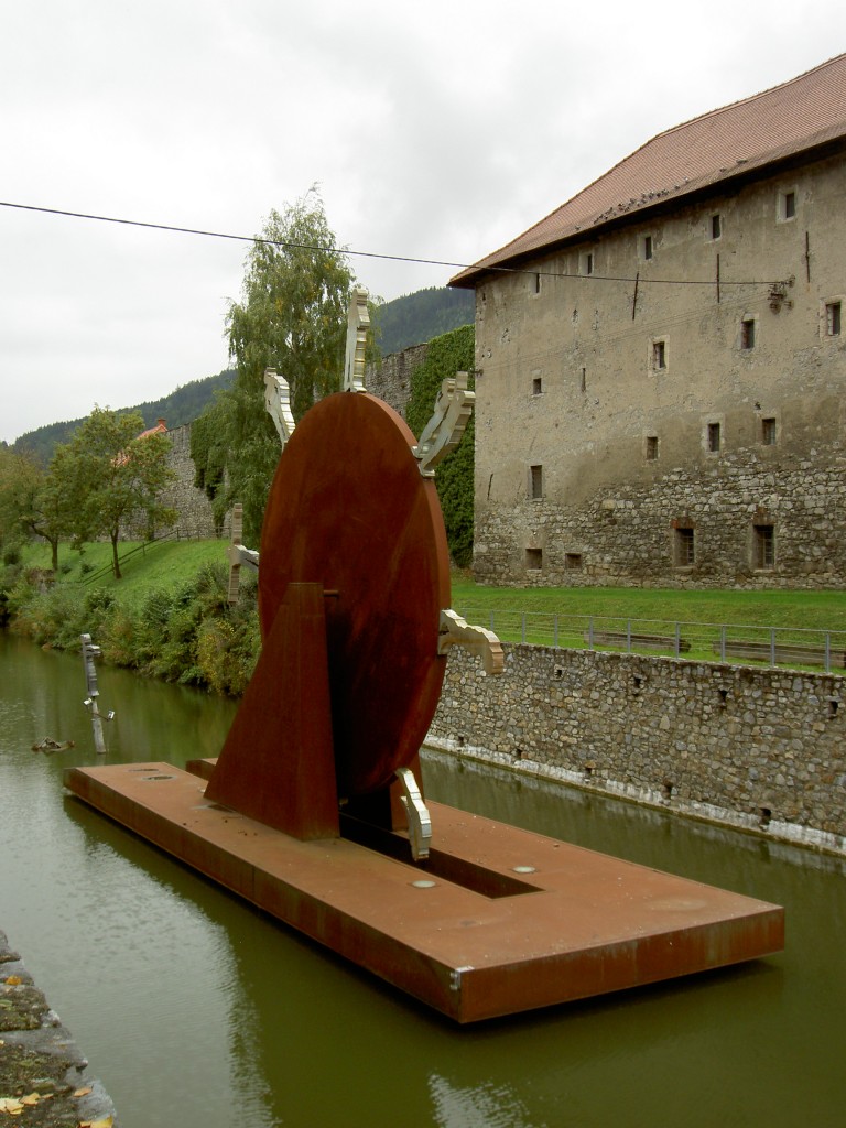 Friesach, Rad der Fortuna, Skulptur von Hans Hoffer (2001), gestiftet von der 
Springer Maschinenfabrik (01.10.2013)