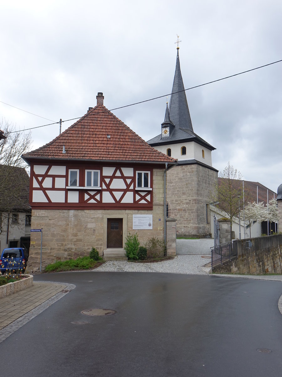 Friesen, kath. Pfarrkirche St. Georg, Turm im Kern sptmittelalterlich, Turmobergeschoss mit Spitzhelm 17. Jahrhundert, Treppenturm der Langhausnordseite mit verschieferter Glockenhaube 1648, Pfarrhaus, ehem. unteres Schloss, verputztes Fachwerkobergeschoss um 1803 (15.04.2017)