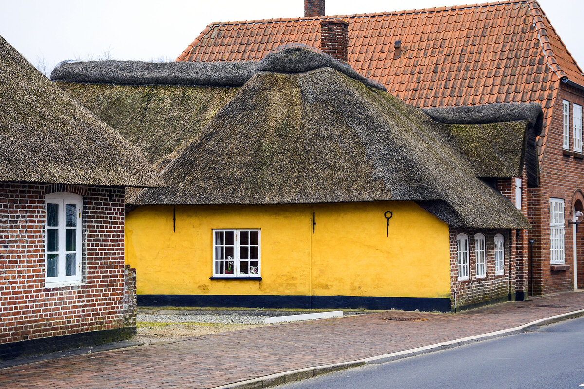 Friesenhuser in der Stadt Hjer (deutsch Hoyer) in Nordschleswig. Aufnahme: 18. Mrz 2024.