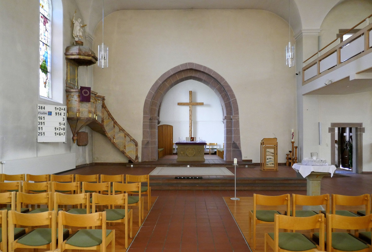 Friesenheim, Blick zum Chor und Altar in der evangelischen Kirche, April 2020