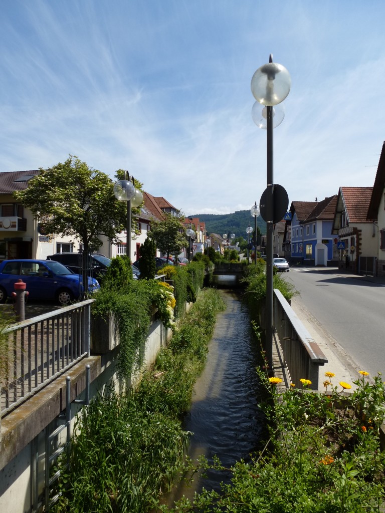 Friesenheim, der Friesenheimer Dorfbach durchquert den Ort entlang der Hauptstrae, Juni 2013