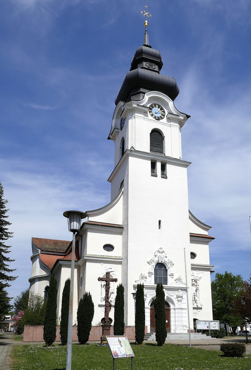 Friesenheim in der Ortenau, die katholische Kirche St.Laurentius, im neobarocken Stil erbaut von 1910-13, April 2020