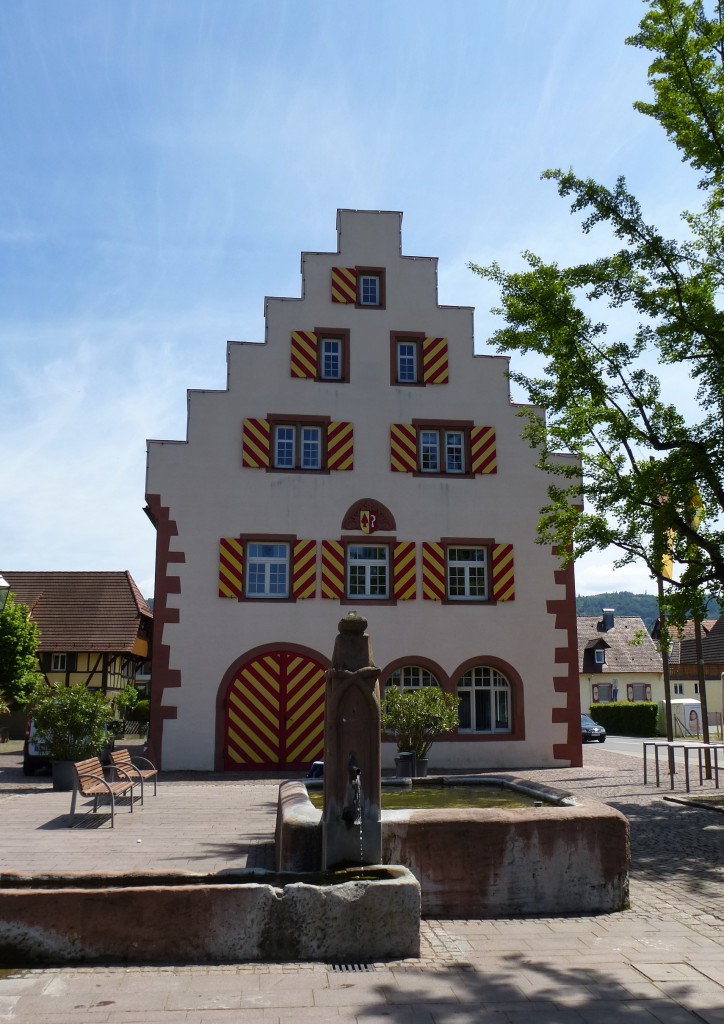 Friesenheim, der Stockbrunnen vor dem Staffelgiebel des historischen Rathauses, Juli 2013