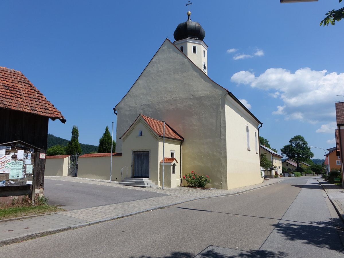 Friesheim, kath. Filialkirche St. Maria, Saalbau mit eingezogenem Chor und Flankenturm mit Zwiebelhaube, erbaut im 18. Jahrhundert (02.06.2017)