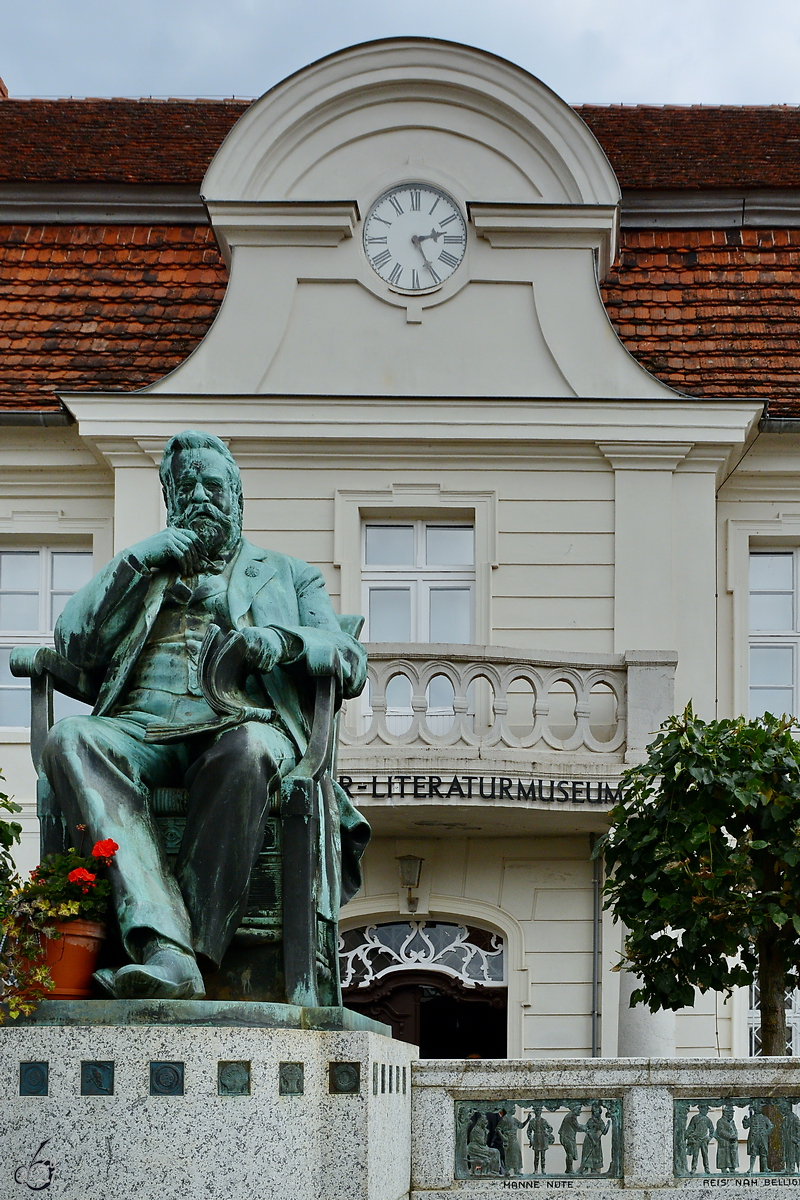 Fritz Reuter  trohnt  vor dem ehemaligen Rathaus von Stavenhagen, welches heute als Fritz-Reuter-Literaturmuseum genutzt wird. (August 2014)