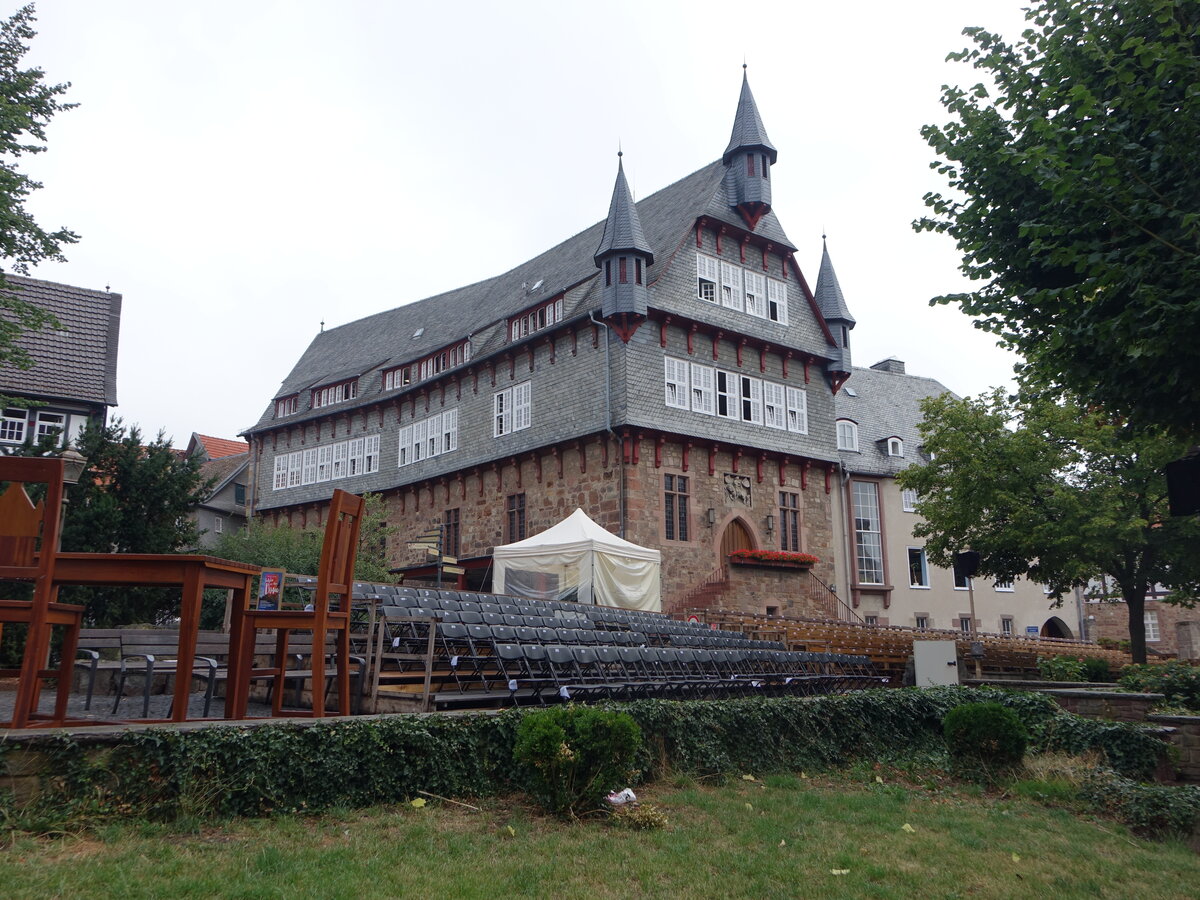 Fritzlar, ehemaliges St. Josefsheim, Stiftskurie aus dem 15. Jahrhundert, Fachwerkaufbau 18. Jahrhundert, heute Stadtverwaltung (05.08.2022)