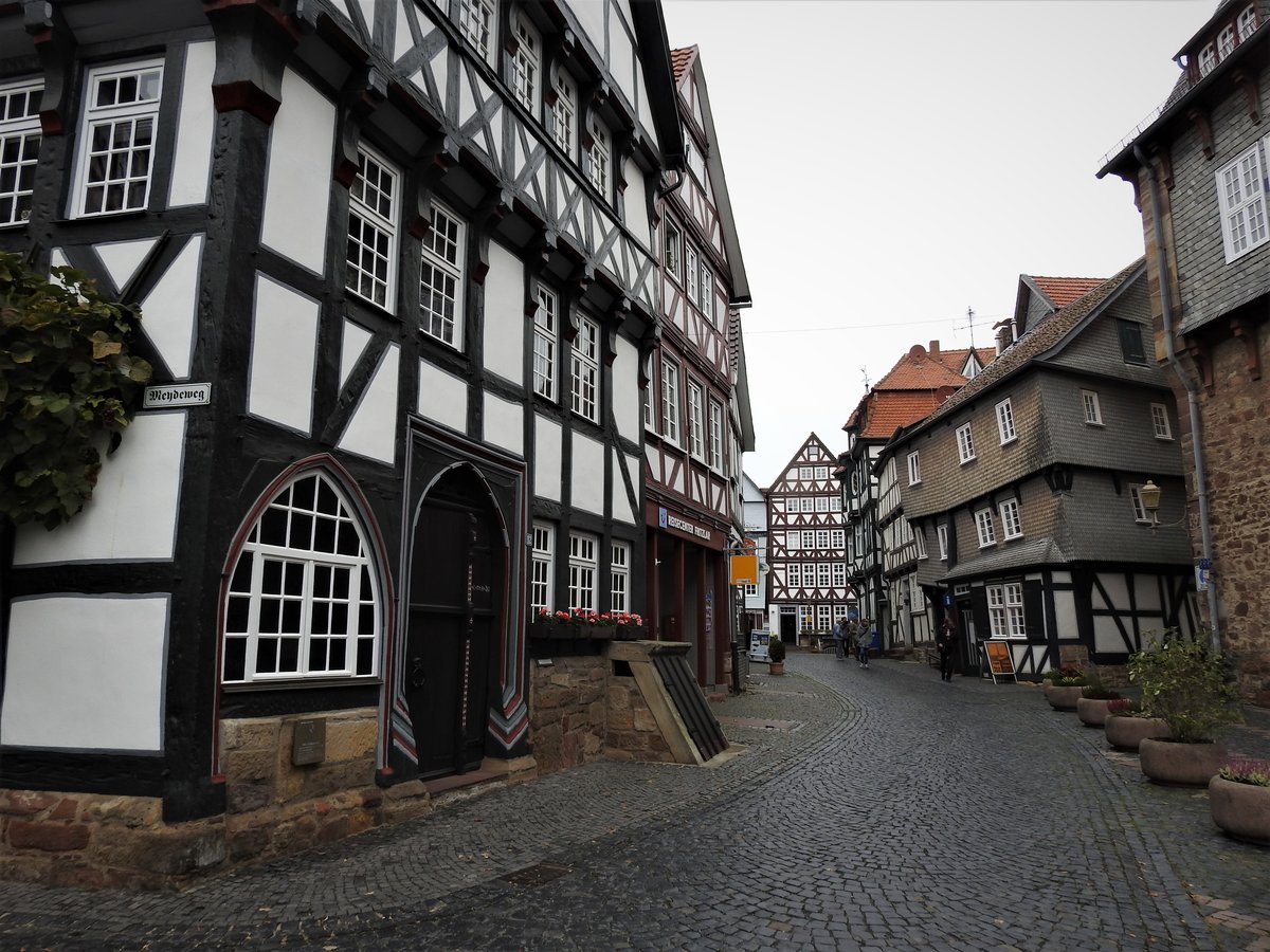 FRITZLAR/HESSEN-ALTSTADTGASSE MIT SPITZENHUSCHEN
Direkt hinter dem herrlichen Rathausbau eines der ltesten Huser Fritzlars,das Spitzenhuschen...schon optisch gut zu erkennen,dass bei diesem Haus scheinbar keine
Wand und keine Decke richtig im Lot sind...ein absolutes Unikum...am 13.10.20
