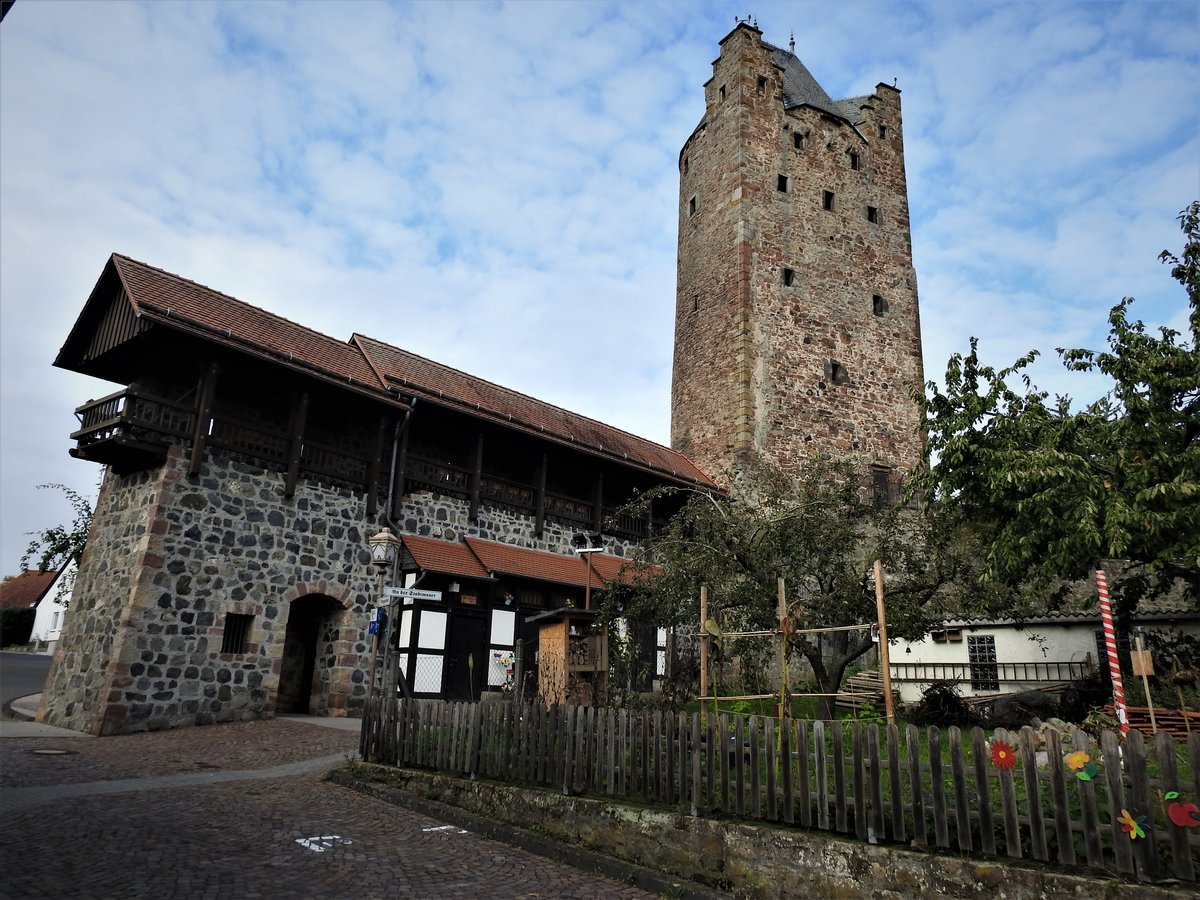 FRITZLAR/HESSEN-STADTMAUERTEIL MIT GRAUEM TURM
Ein Teil der alten Stadtmauer in FRITZLAR/HESSEN mit dem GRAUEN TURM,mit 38,50 Metern hchster erhaltener stdtischer Wehrturm Deutschlands....
am 13.10.20....















































