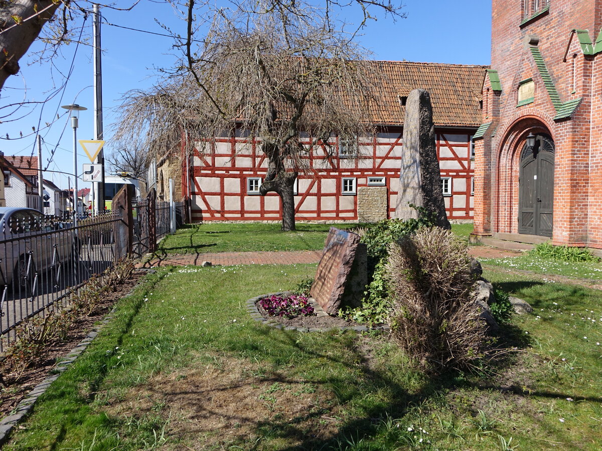 Fröttstadt, Kriegerdenkmal vor der Erlöserkirche (16.04.2022)