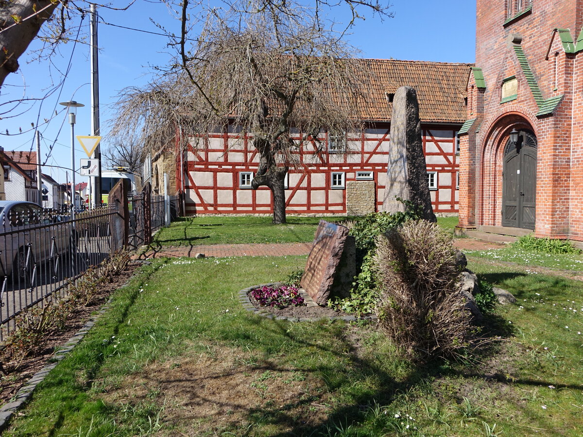 Frttstadt, Kriegerdenkmal vor der Erlserkirche (16.04.2022)