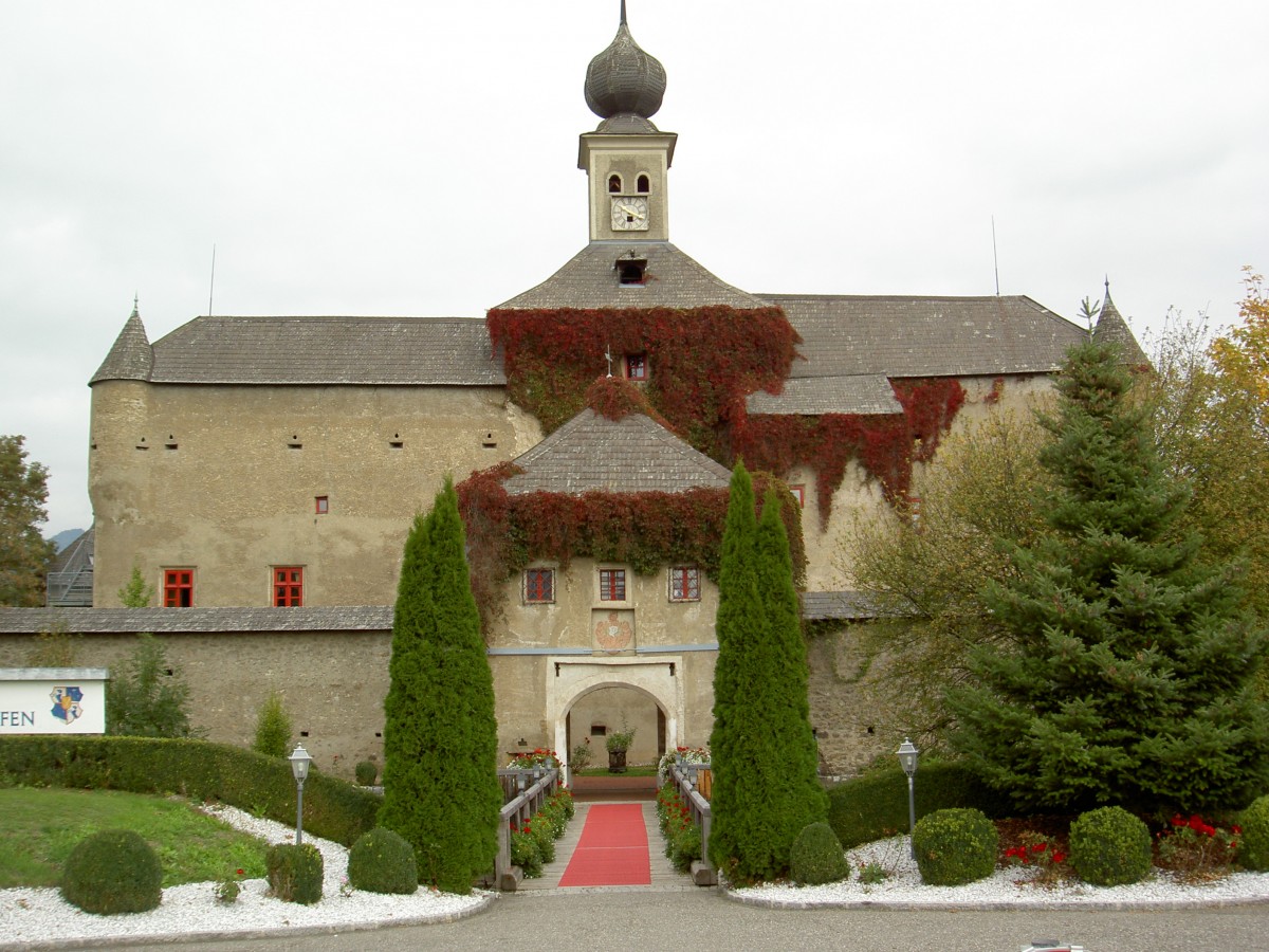 Frohnsdorf, Schloss Gabelhofen, Wasserschloss im Aichfeld in der Obersteiermark, erbaut ab 1490, heute Seminarhotel (03.10.2013)