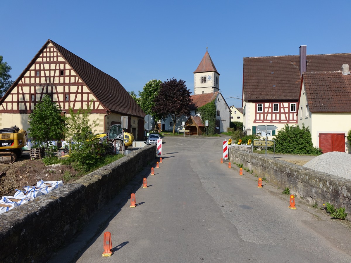 Frommetsfelden, Ev. St. Erhard Kirche, Chorturmkirche, erbaut im 13. Jahrhundert, 
Turm von 1584 (14.05.2015)