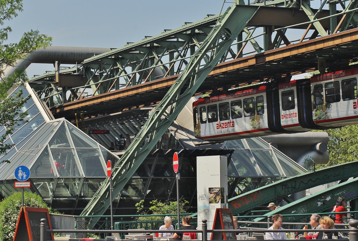 Front- bzw. Aufgangsbereich der Schwebebahn-Station Ohligs-Mhle in Wuppertal. 13.05.2016